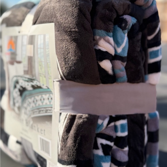 Geometric New Flannel soft king size blanket Aztec print Black White Gray - Picture 3 of 3